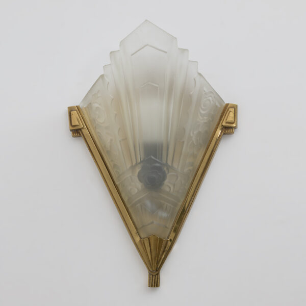 Four of Art Deco Pressed Glass and Brass Sconces, France, 1930s - Image 4